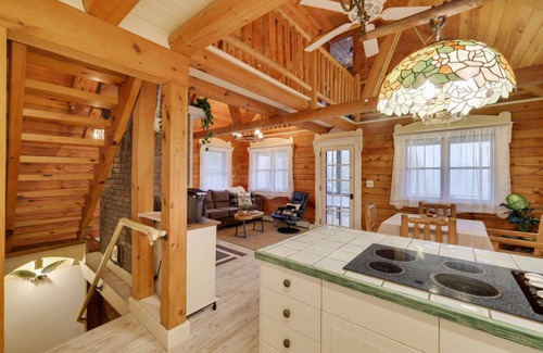 Honesdale Cabine | Secluded Storybook Log Cabin - Honesdale, PA