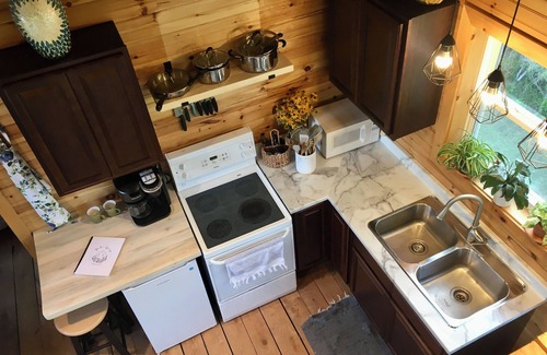 Goshen Cabine | Secluded Tiny Cabin Screened Porch Sleeps 4 - Goshen Springs Getaway