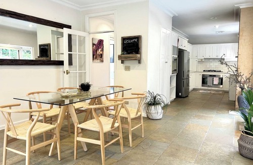 Mount Dandenong Maison | Secluded Villa with Lush Gardens, Spa & Fireplace