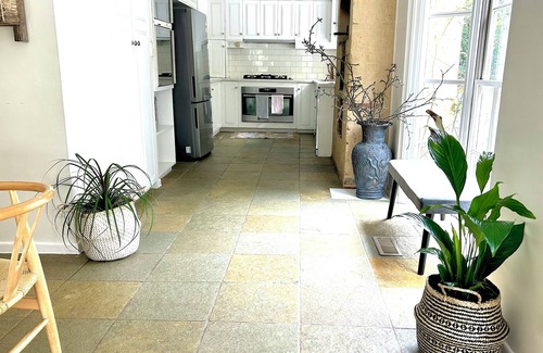 Mount Dandenong Maison | Secluded Villa with Lush Gardens, Spa & Fireplace