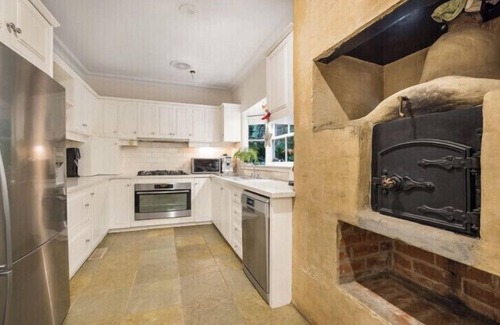 Mount Dandenong Maison | Secluded Villa with Lush Gardens, Spa & Fireplace