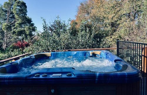 Mount Dandenong Villa | Secluded Villa with Lush Gardens, Spa and Fireplace