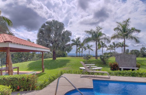 San Mateo Villa | Dog-friendly, villa isolée w / piscine, terrasse, barbecue et grand, lot privé