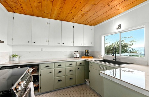 Tacoma Maison | Secluded Waterfront Retreat with Stunning Puget Sound Views
