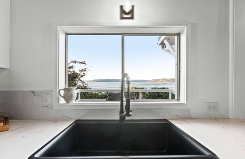 Tacoma Maison | Secluded Waterfront Retreat with Stunning Puget Sound Views