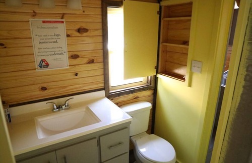 Aylett Maison | Secluded Wooded Charmant Chalet "Theme" Tiny Home - Off Grid