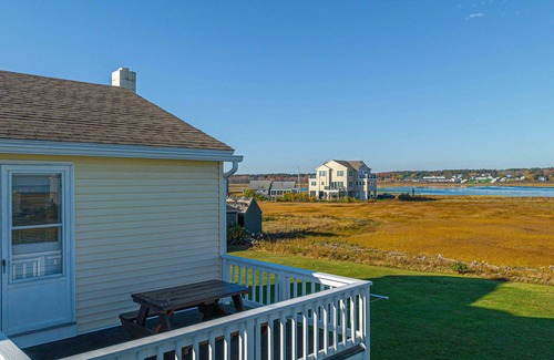 Wells Beach Appartement | Second Floor Apartment Across from the Beach with Private Access to Beach!!!