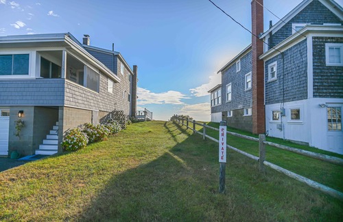 Wells Beach Appartement | Second Floor Apartment Across from the Beach with Private Access to Beach!!!