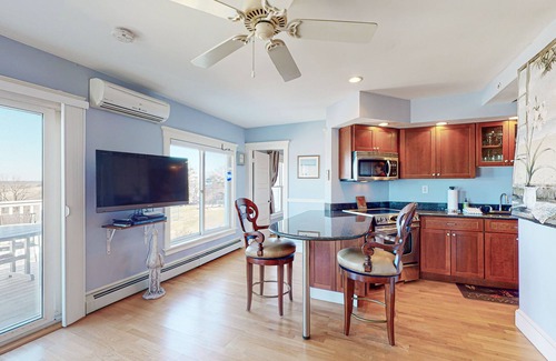 Ogunquit Copropriété | Second-floor condo with gorgeous ocean view - walk to town, beach & lighthouse