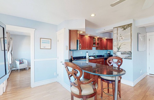 Ogunquit Copropriété | Second-floor condo with gorgeous ocean view - walk to town, beach & lighthouse