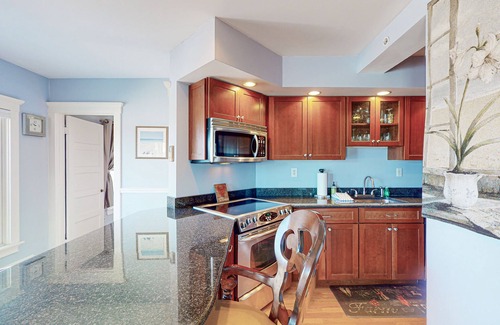 Ogunquit Copropriété | Second-floor condo with gorgeous ocean view - walk to town, beach & lighthouse