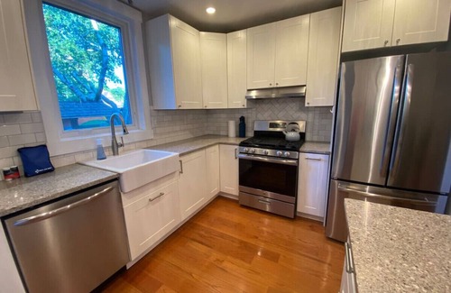 Wilkinsburg Appartement | Secret Garden by Frick Park with Garage Parking