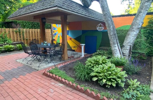 Wilkinsburg Appartement | Secret Garden by Frick Park with Garage Parking
