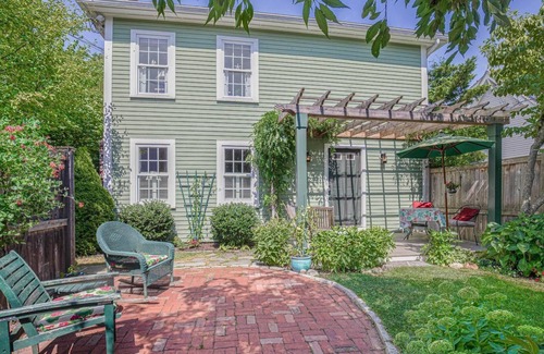 Newburyport Maison | Secret Garden: Sanctuary walk to town, private garden, central AC