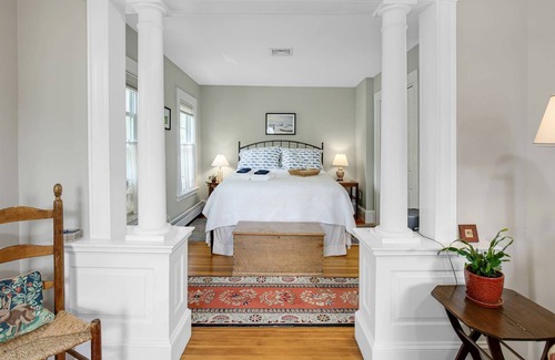 Newburyport Maison | Secret Garden: Sanctuary walk to town, private garden, central AC