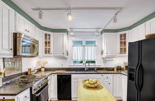 Newburyport Maison | Secret Garden: Sanctuary walk to town, private garden, central AC