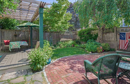 Newburyport Maison | Secret Garden: Sanctuary walk to town, private garden, central AC