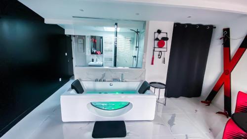 Bretigny-sur-Orge Appartement | SECRET SUITE "Mr Grey" - Jacuzzi privatif - Gare RER C - Proche Paris