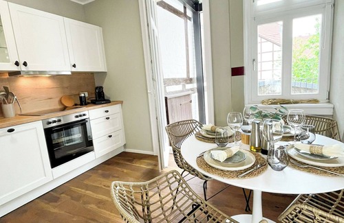 Warburg Appartement | Secretapartment: Zentral und Gemütlich, mit Großem Balkon