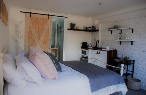 Walmer Maison | Secure, Private, Queen Room Close to Airport