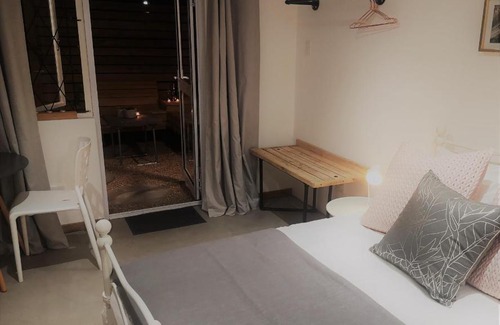 Walmer Maison | Secure, Private, Queen Room Close to Airport
