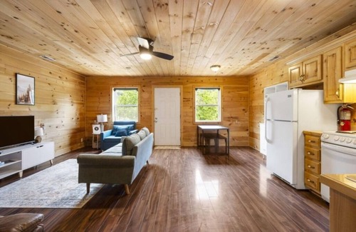 Ponce De Leon Cabine | Bear's Den at James River Landing Riverfront Cabin, #4 of 5 Cabins