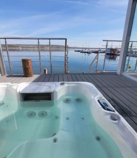 Mucheln Maison | Seehaus Pippa mit Sauna and Whirlpool direkt am See
