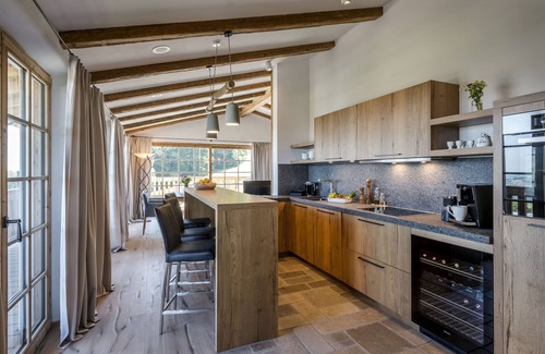 Frasdorf Appartement | Seeleben-chalet-suite 100qm, 2 Schlafzimmer, Wohnraum mit Küche, Kamin und Bad mit Sauna, Terrasse mit Whirlpool
