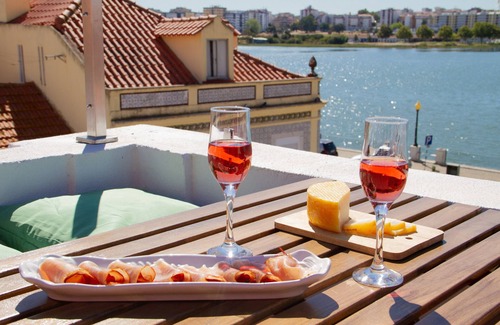 Arrentela Appartement | Loft avec terrasse et vue fleuve à Seixal. Climatisation. Idéal pour 2 personnes.