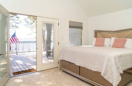 Avinger Cabine | Gorgeous Lakefront Lodge on 170 Acres with 6 Bedrooms