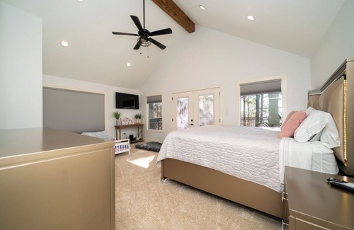 Avinger Cabine | Gorgeous Lakefront Lodge on 170 Acres with 6 Bedrooms