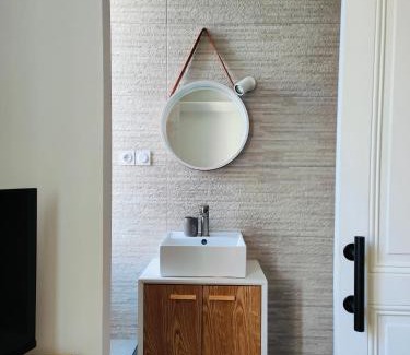 Centre Ville Maison | Self-checkin house - Private rooms to rent in a beautiful town house - Not a hotel - Shared facilities - Extra fee for sheets and towels - Private parking - Check your plateform inbox and follow check-in instructions - Chambres privées - Arrivée autonome