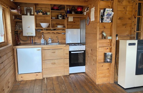 Bellecombe Cabine | Cabane autonome sur pilotis, 4 pers.,dans la végétation, haut Jura, 1250m d'alt.