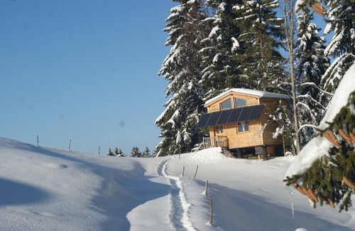 Bellecombe Cabine | Cabane autonome sur pilotis, 4 pers.,dans la végétation, haut Jura, 1250m d'alt.