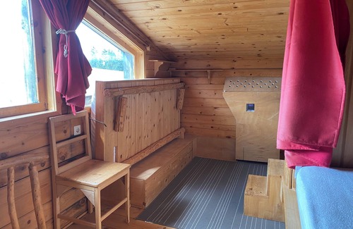 Bellecombe Cabine | Cabane autonome perché sur pilotis dans la végétation, Haut Jura, 1250m d'alt.
