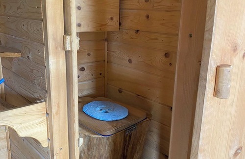 Bellecombe Cabine | Cabane autonome perché sur pilotis dans la végétation, Haut Jura, 1250m d'alt.