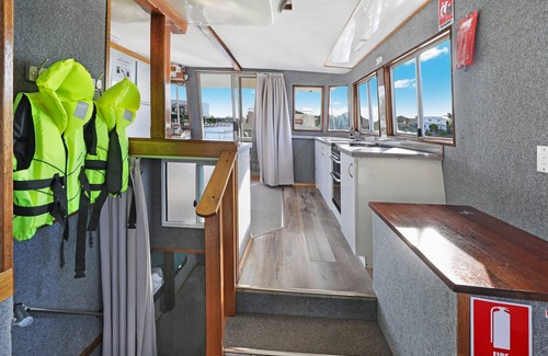 Pelican Waters Location De Bateaux | Self contained floating apartment
