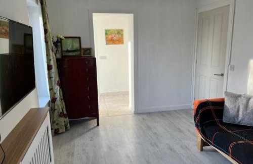 Corstorphine Appartement | Self-contained ground level cottage with hill view