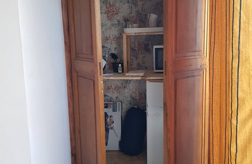 Aigueze Lit Et Petit-Déjeuner | Self-contained room with countryside view at Aiguèze guest house