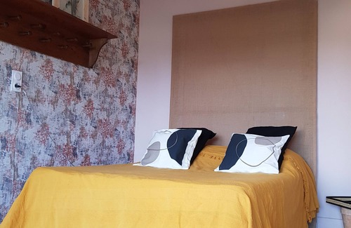 Aigueze Lit Et Petit-Déjeuner | Self-contained room with countryside view at Aiguèze guest house