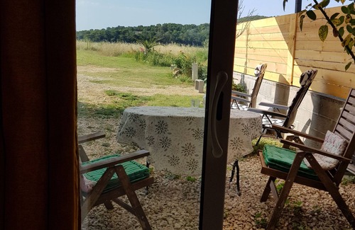 Aigueze Lit Et Petit-Déjeuner | Self-contained room with countryside view at Aiguèze guest house