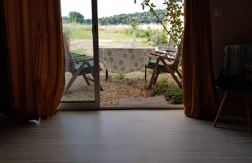Aigueze Lit Et Petit-Déjeuner | Self-contained room with countryside view at Aiguèze guest house