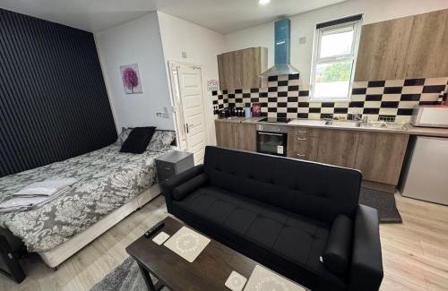 Stirchley Maison | Self-Contained Studio with kitchen & bathroom - Warm Welcome Inn , Stirchley