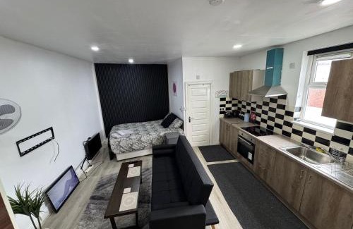 Stirchley Maison | Self-Contained Studio with kitchen & bathroom - Warm Welcome Inn , Stirchley