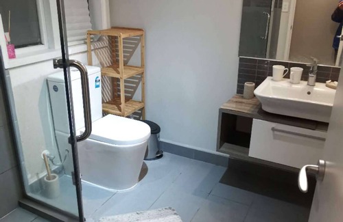 Laingholm Appartement | Self contained Studio surrounded by native NZ forest, close to City & amenities
