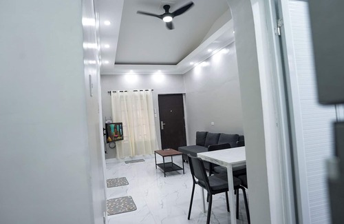 Las Pinas Maison | Semi-detached newly renovated home in a friendly neighborhood
