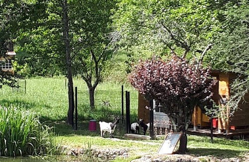 Barbaste Cottage | Gite mitoyen en pierre sur propriété avec étang, cadre bucolique