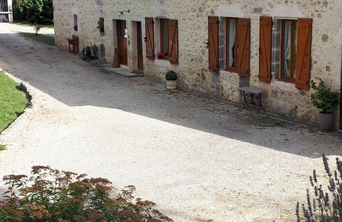 Barbaste Cottage | Gite mitoyen en pierre sur propriété avec étang, cadre bucolique