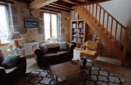 Barbaste Cottage | Gite mitoyen en pierre sur propriété avec étang, cadre bucolique