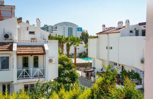 Kadnlar Denizi Mahallesi Maison | Semi Detached Villa in Complex with Shared Semi Olympic Swimming Pool in Kusadasi